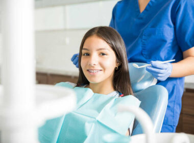 nastolatka na fotelu ortodontycznym podczas wizyty kontrolnej