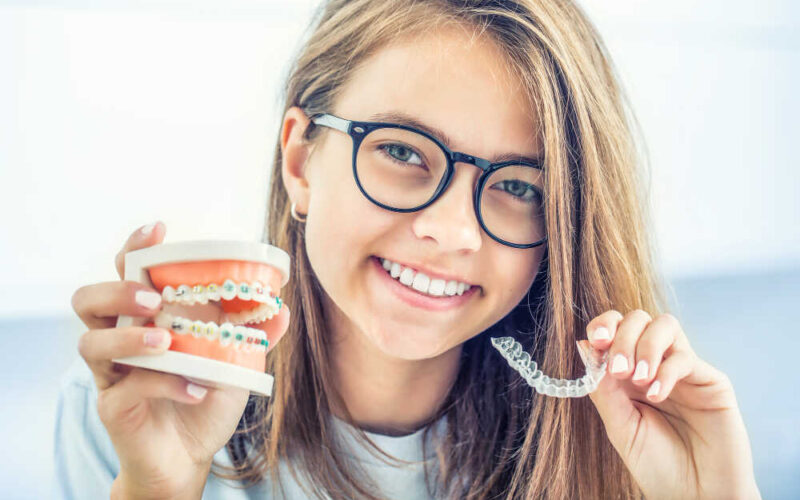 Dyskretne leczenie ortodontyczne Invisalign dla nastolatków