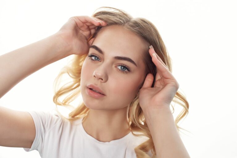 Wypadanie włosów u nastolatków – przyczyny i co można z tym zrobić