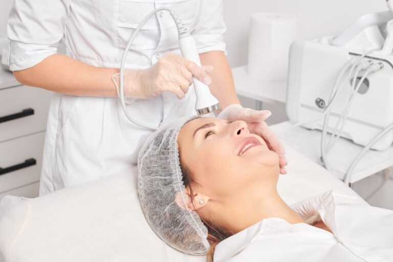 Niechirurgiczny lifting twarzy – dzięki jakim zabiegom jest to możliwe?