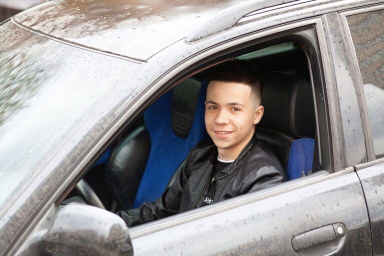 Pierwszy samochód po zrobieniu prawa jazdy. Zadbaj o bezpieczeństwo!