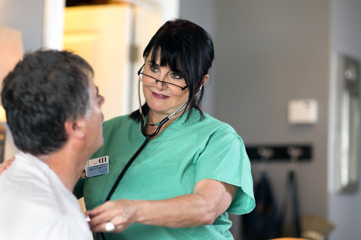 Jak usługi pielęgniarskie w domu ułatwiają życie rodzinom