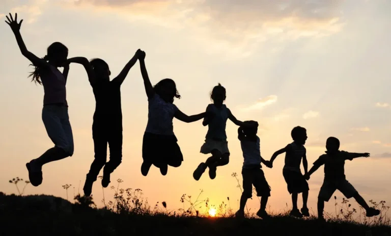 Obozowe przyjaźnie, które zostają na całe życie: Jak je pielęgnować?